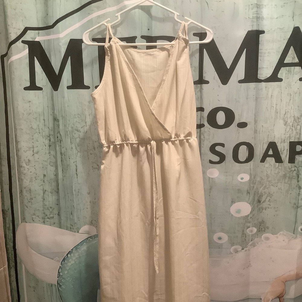 Women’s sleeveless waist defined dress